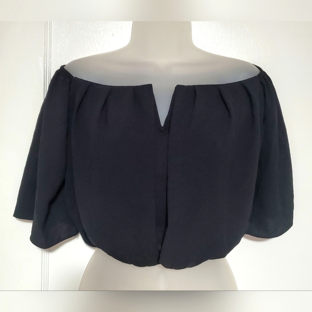 🆕️ NWT GVZ black wire V crop, sz S